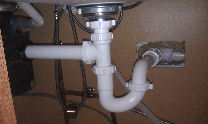 plumbing - Is this horizontal drain pipe under kitchen sink a